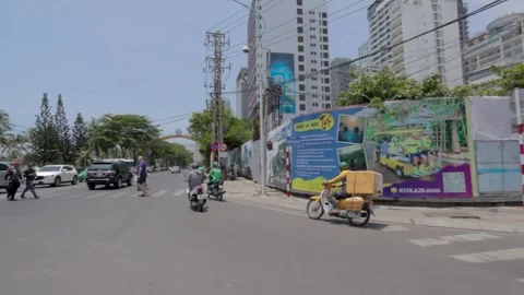 The camera moves through the town square Vídeos de archivo 240223502