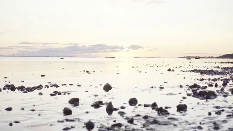 The camera moves from the water to the sky Vídeos de archivo 85373547