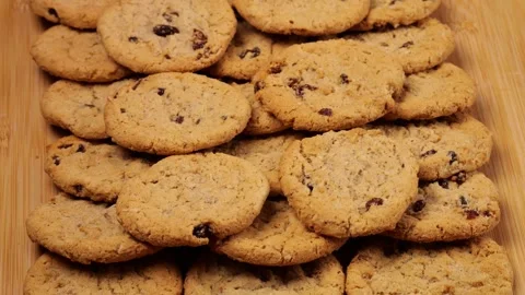 Camera moving along freshly baked oatmeal raisin cookies Stock-Footage 314090314
