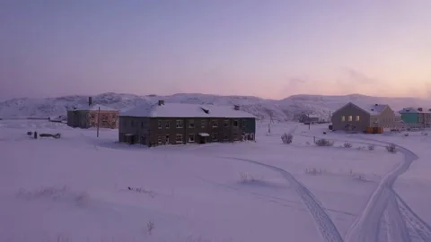 Camera moving around abandoned building in snowy landscape Vídeo Stock 288149920