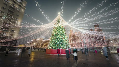 Camera moving around beautifully decorated Christmas tree in Moscow. Stock-Footage 167010663