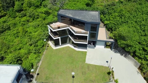 Camera moving backwards showing modern house from above Stockbeeldmateriaal 285644787