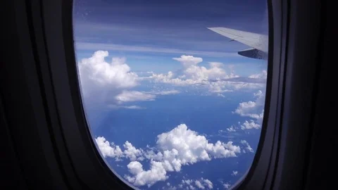 Camera moving close to the window at beautiful view on cloudscape. 4K 库存影片 71468359