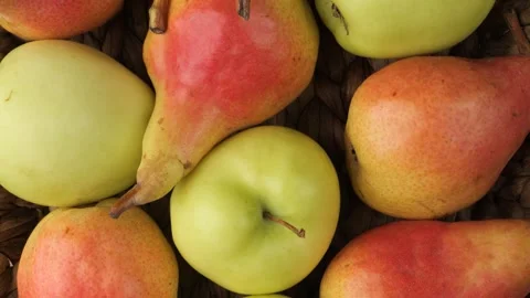 Camera moving over fresh green apples and ripe pears Vidéo 348307600