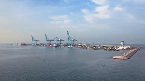 Camera moving past by sea freight dock Video stock 958361
