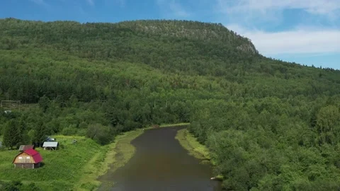 Camera moving right showing river and farm 库存影片 305412471