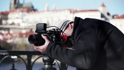 Camera operator filming movie in Prague, exterior closeup view, gimbal move Vidéo 171403447