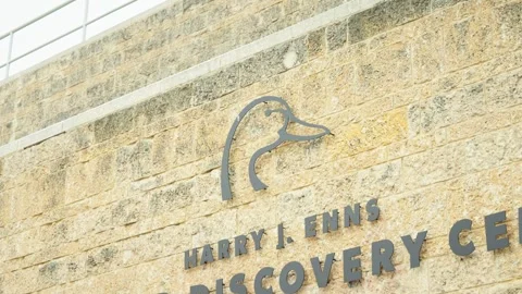 Camera Orbits storefront brick facade to feature Ducks Unlimited logo in Vidéo 318003300