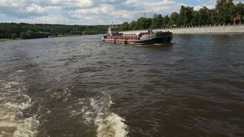 Camera overtakes cargo ship Vidéo 77764303