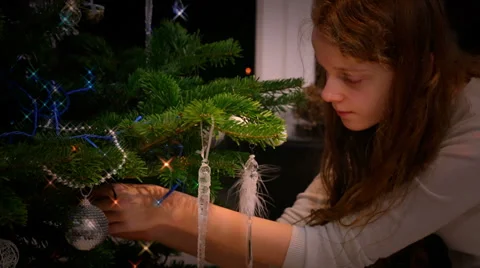 Camera pan across Christmas tree being decorated. Sparkle and grade Vidéo 33740242