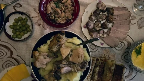 Camera panning on a festive Christmas table. Vídeo Stock 237770069