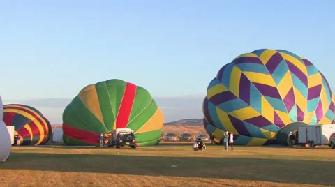 Camera panning a hot balloon event in northern Nevada 스톡 동영상 56247618