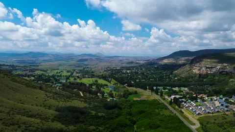 Camera panning left to right over the town of Clarens South Africa with the  Vídeo Stock 324238622