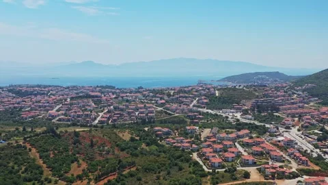 Camera panning over coastal town with mountains in background Video stock 305233389