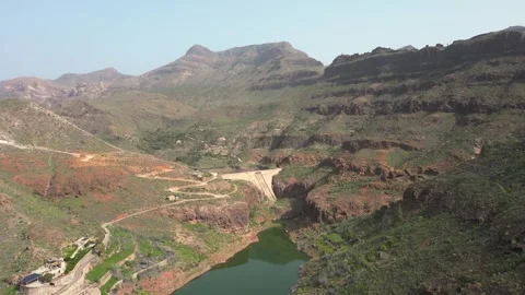 Camera panning over a dam in the canary islands Vidéo 293158239