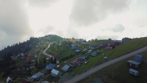 Camera panning over small village in mountains Vidéo 292803904