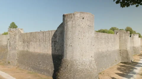 Camera Panning Right Along the Medieval Ramparts and Stone Towers of Provins Vídeo Stock 340636626