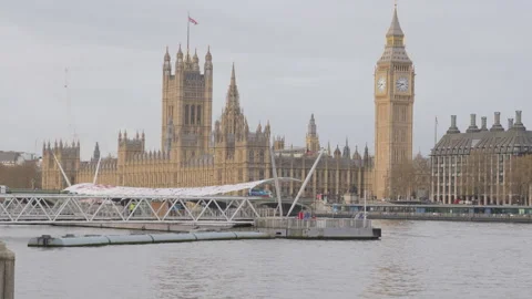 Camera panning showing big ben and houses of parliament Stock Footage 289013598