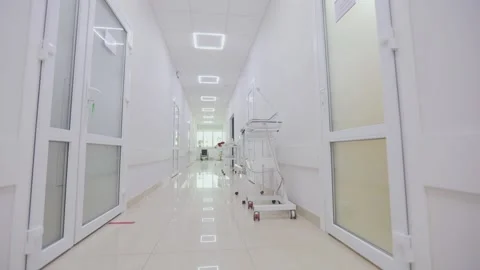 The camera pans along the empty hallway of the hospital. Corridors of a modern Vidéo 166241300