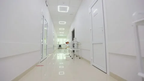 The camera pans along the empty hallway of the hospital. Corridors of a modern Vidéo 166855116