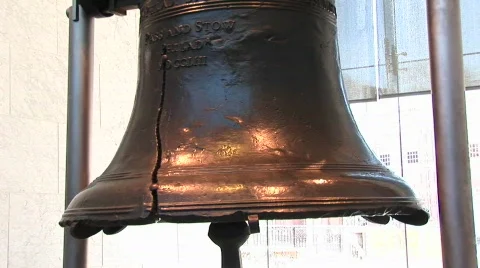 The camera pans from the bottom to the top of the Liberty Bell Stockbeeldmateriaal 438136
