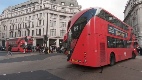 Camera pans to follow buses at junction by the famous Oxford Circus Stockbeeldmateriaal 128866291