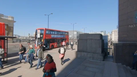 Camera pans from from river Thames to red buses on London Bridge Vidéo 95034981