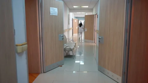 Camera passage in a hospital corridor between wards with open doors Vídeos de archivo 278420384