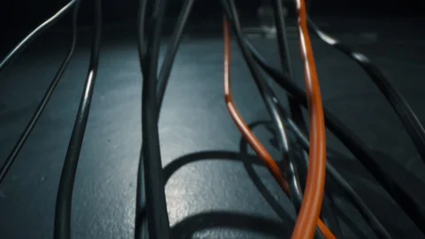 Camera passes between cables, macro shooting of cables, Laowa 24 mm 库存影片 128595967