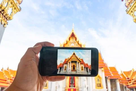 Camera phone with Thai Marble Temple (Wat Benchamabophit Dusitvanaram) in Ban Stock-Fotos