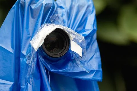 The camera is protected by a blue polyethylene bag from the rain. Foto stock