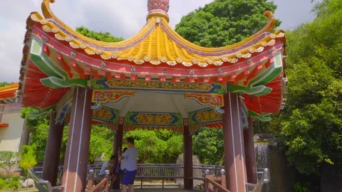 Camera Pull back to reveal pagoda at Kek Lok Si Temple Video stock 108796188