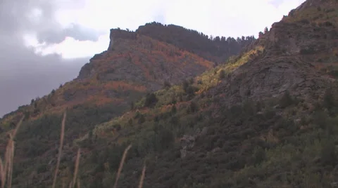 The camera pulls back slowing looking at the Ruby Mountains in autumn 스톡 동영상 56246914