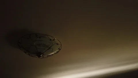 The camera removes the ceiling and then moves to the kitchen cabinets and table. Vídeos de archivo 117840169