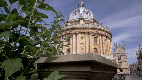 Camera rises behind plinth to reveal Radcliffe Camera Stock Footage 95224383