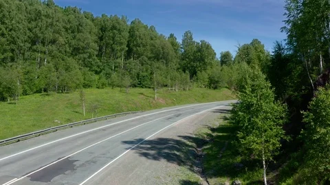 Camera rising up and follow the empty road. Vidéo 111277243