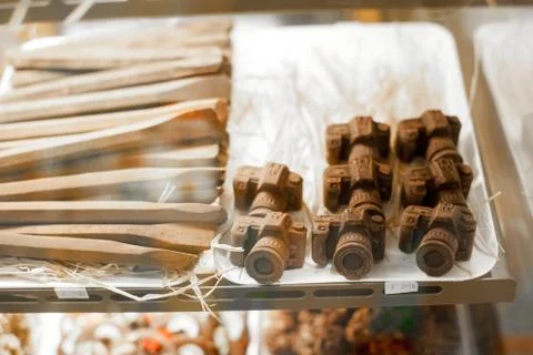 Camera-shaped chocolate bar candy sweet. Assorted chocolate candy shop. shop Fotos de archivo