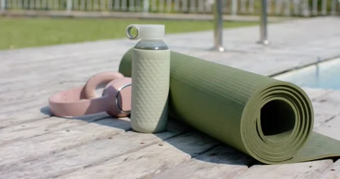 Camera sharpening focus, adjusting exposure, green mat and bottle revealing deck Stock Footage 344339781