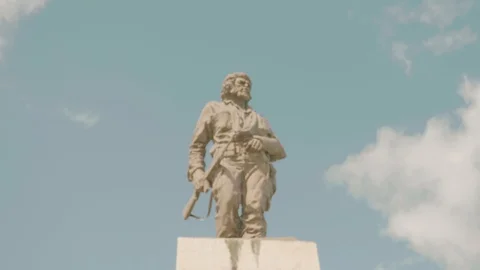 Camera shot looking up at large statue of Che Guevara on a sunny day in cuba Stock Footage 88762699
