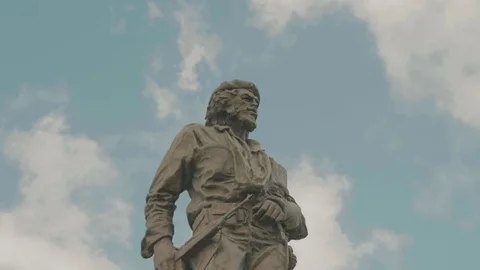 Camera shot looking up at large statue of Che Guevara on a sunny day in cuba Stock Footage 88762713