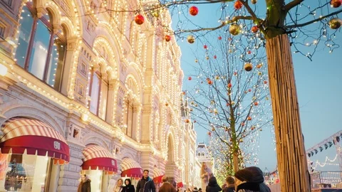 Camera showing beautiful New Year decorations of the GUM facade with glittering. Stock-Footage 120699217