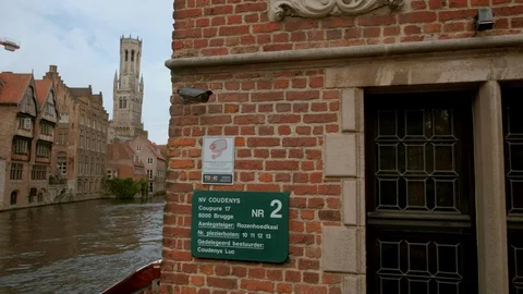 Camera slides from behind wall to reveal Dijver Canal and Belfry of Bruges Video stock 90454542