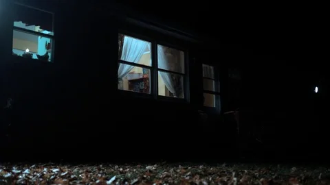 Camera slides over autumn lawn to reveal ranch suburban home at night - Color Gr Vidéo 82524490