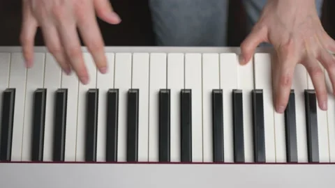 Camera sliding over hands playing piano Vídeo Stock 148355154