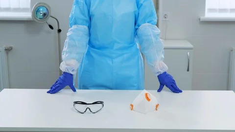 Camera slowly approaches the glasses, rises up to the doctor's face 動画素材 128366316