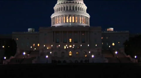 The camera slowly pans up the Capitol Building at night 库存影片 439798