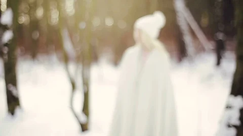 The camera slowly rolls to the young blonde girl in a white cap in the winter Vidéo 85242052