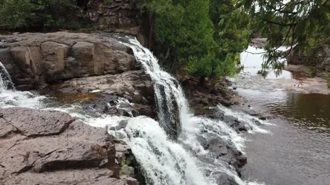 Camera slowly tilts down rushing waterfalls. Near Duluth, MN. 库存影片 157768131