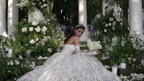 The camera smoothly moves towards the bride 库存影片 261692438