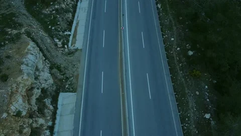Camera spinning over busy traffic on a mountain serpentine Stock Footage 171585955